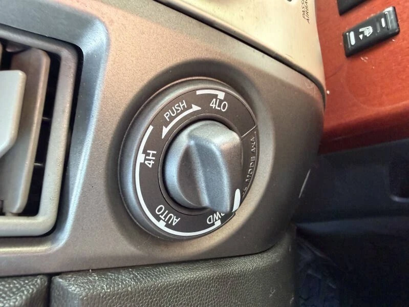 2005 Infiniti QX80 - Image 5 of 21