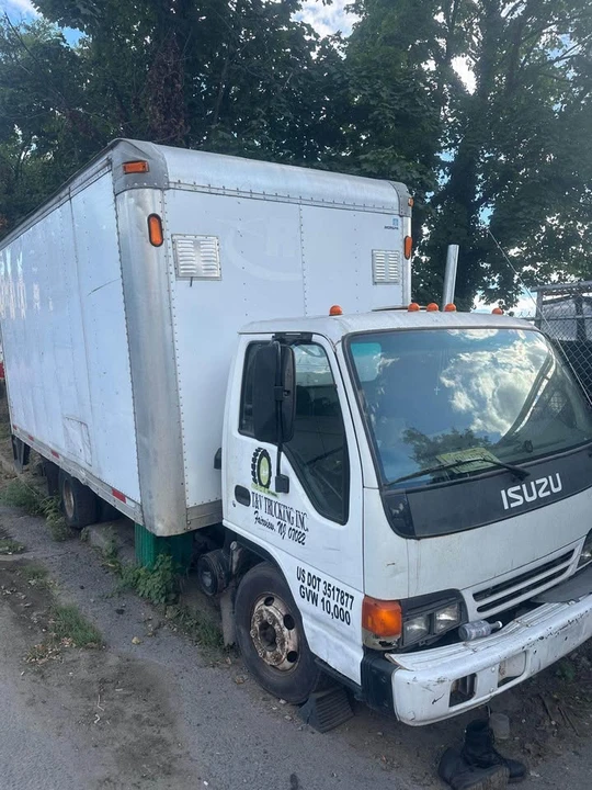 2005 Isuzu - Image 2 of 5