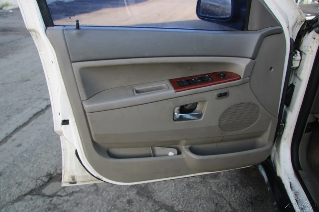 2005 Jeep Grand Cherokee - Image 11 of 21