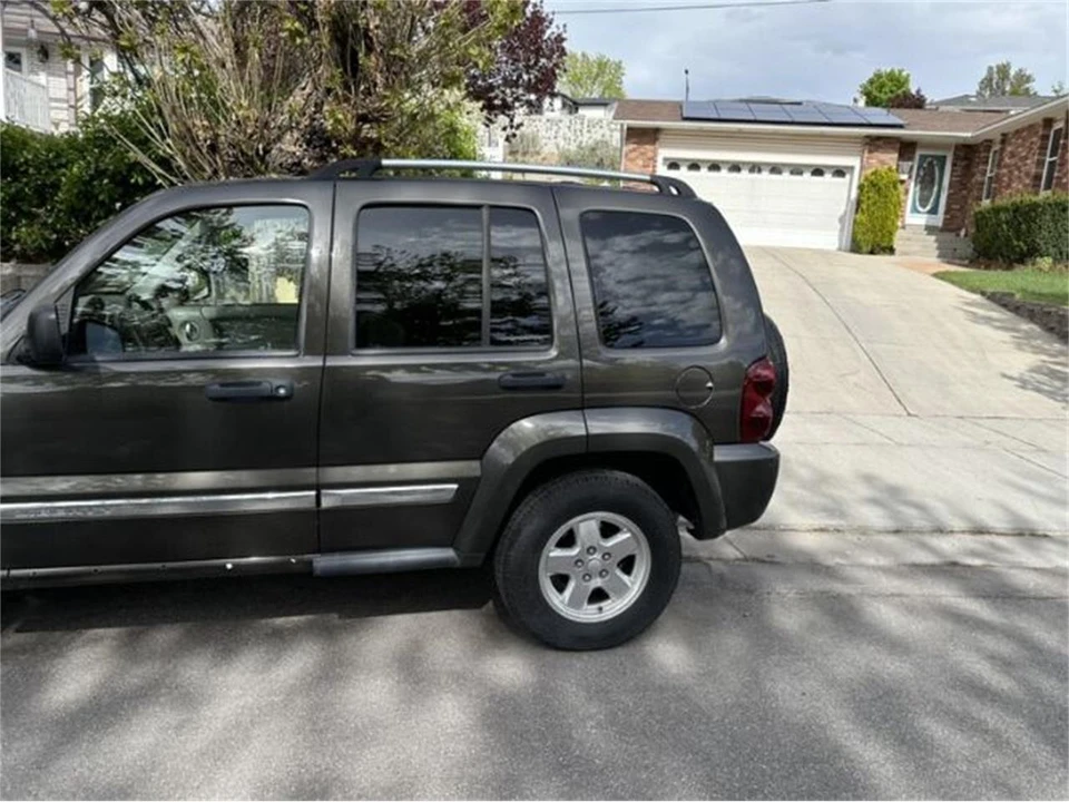 2005 Jeep KJ Liberty - Image 5 of 8