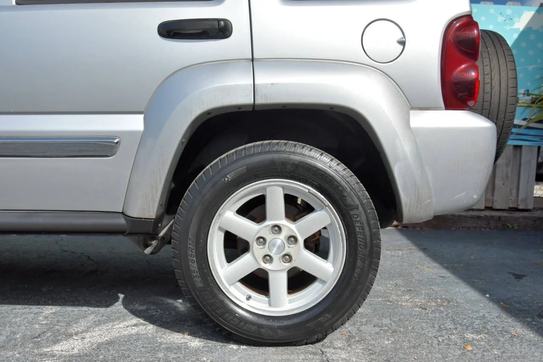 2005 Jeep KJ Liberty - Image 10 of 12