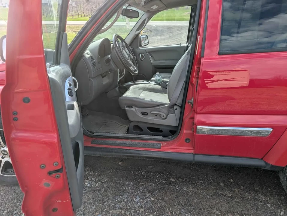 2005 Jeep KJ Liberty - Image 3 of 11