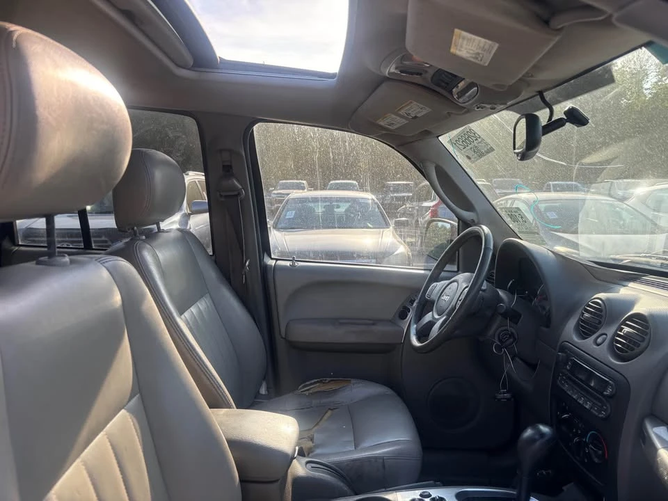 2005 Jeep KJ Liberty - Image 7 of 8