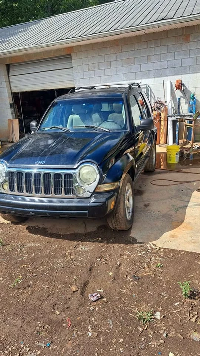 2005 Jeep KJ Liberty - Image 2 of 8
