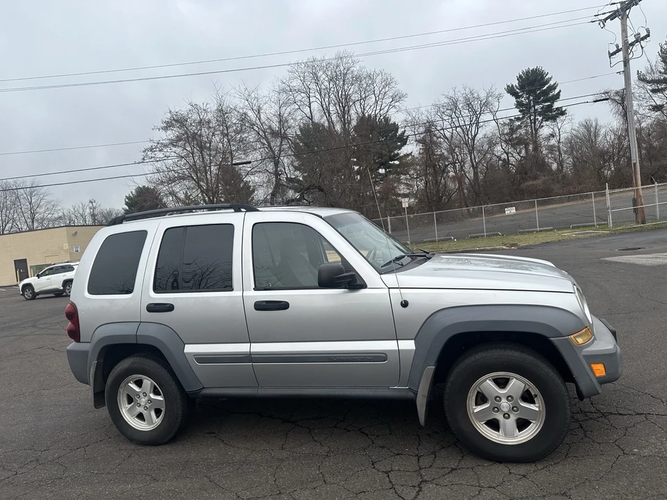 2005 Jeep KJ Liberty - Image 2 of 21