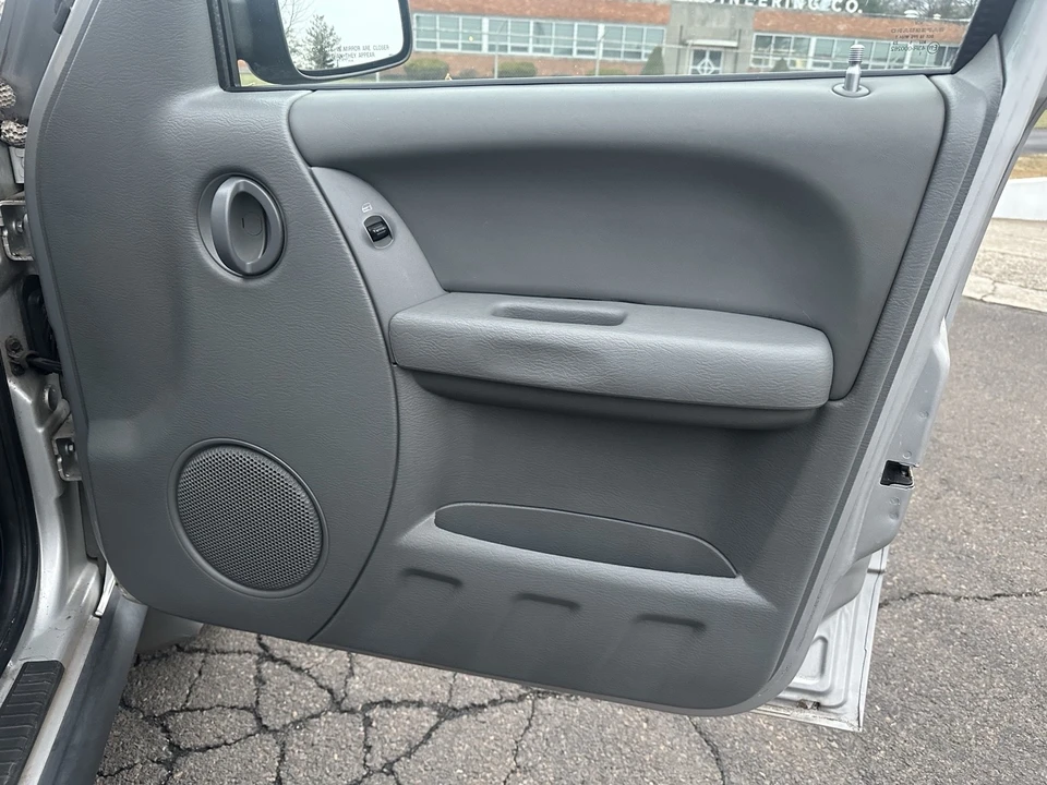 2005 Jeep KJ Liberty - Image 18 of 21