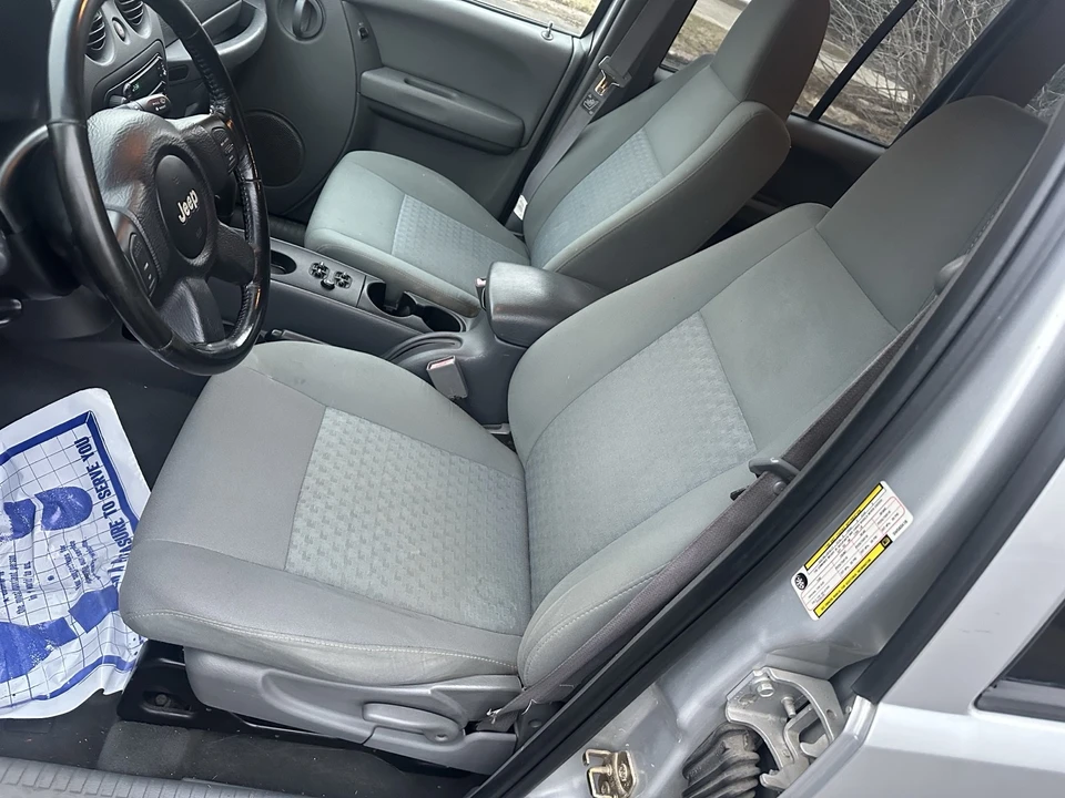 2005 Jeep KJ Liberty - Image 13 of 21