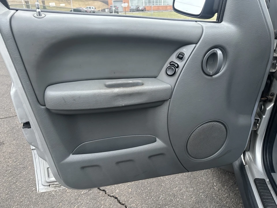 2005 Jeep KJ Liberty - Image 12 of 21