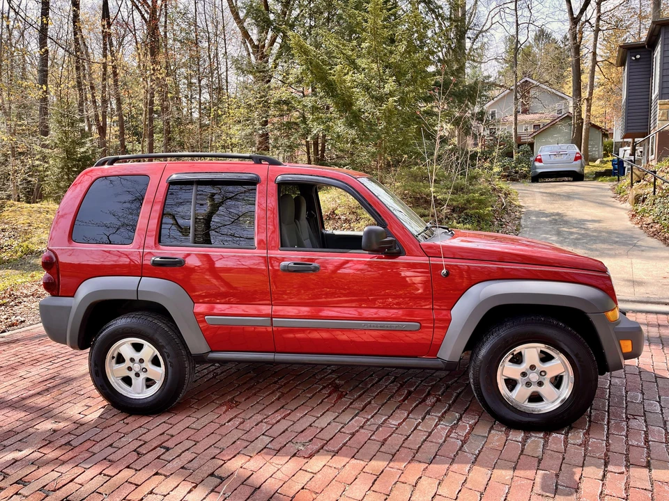 2005 Jeep KJ Liberty - Image 13 of 31