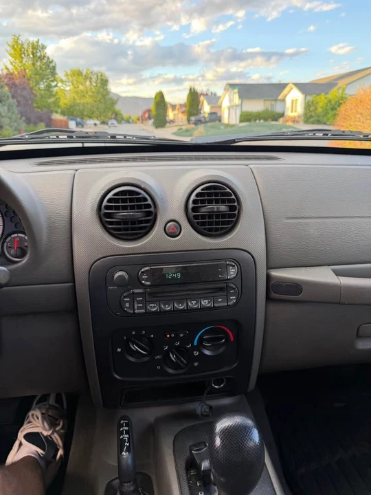 2005 Jeep KJ Liberty - Image 11 of 12