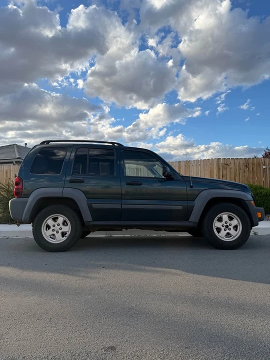 2005 Jeep KJ Liberty - Image 2 of 12