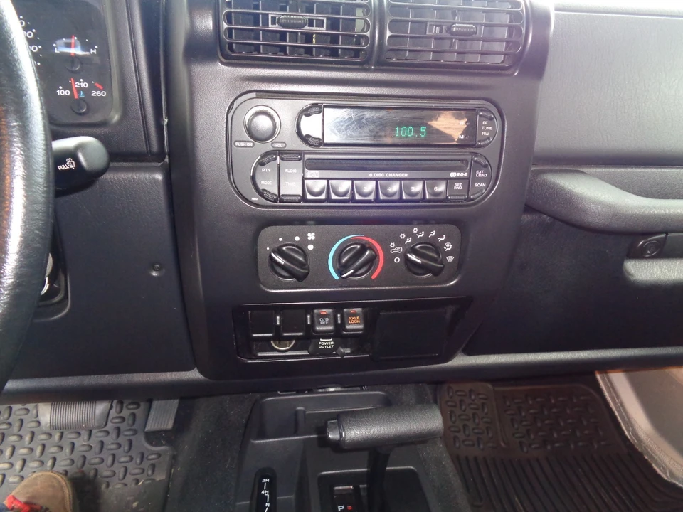 2005 Jeep TJ Wrangler - Image 17 of 31