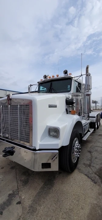 2005 Kenworth T800 - Image 2 of 15