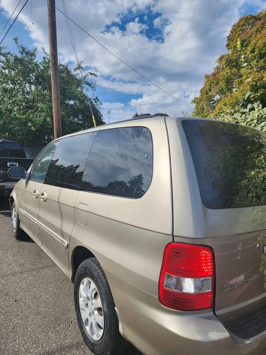2005 Kia - Image 2 of 3