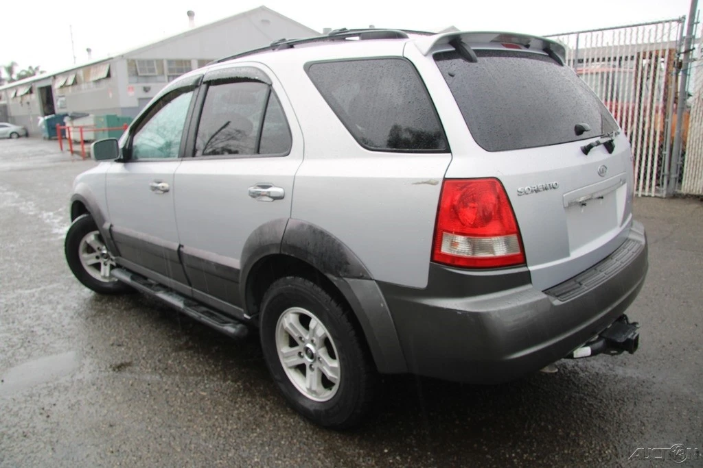 2005 Kia Sorento - Image 4 of 21