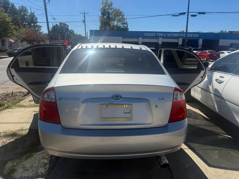 2005 Kia Spectra - Image 4 of 10