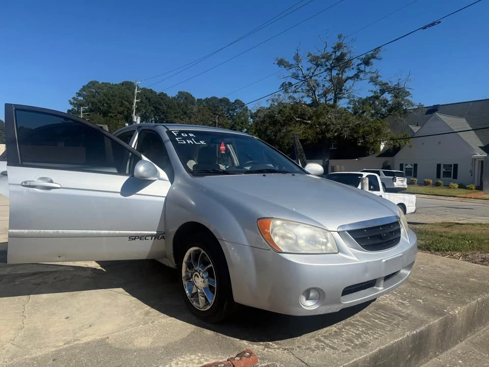 2005 Kia Spectra - Image 2 of 10