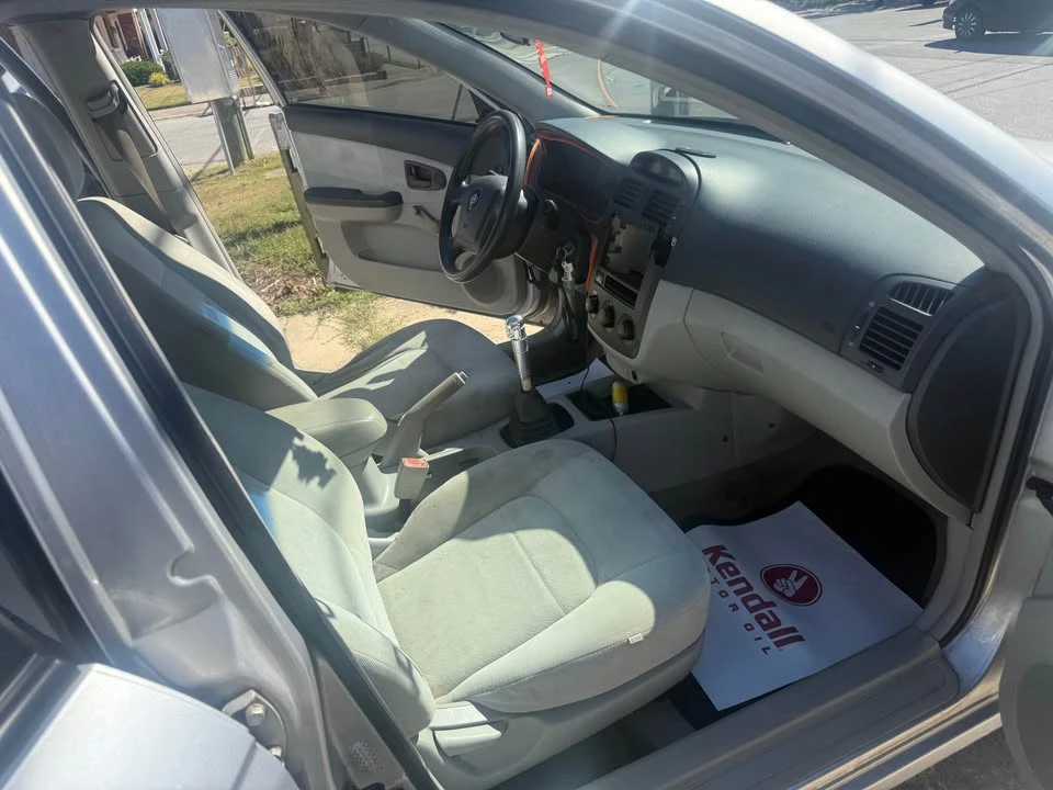 2005 Kia Spectra - Image 9 of 10
