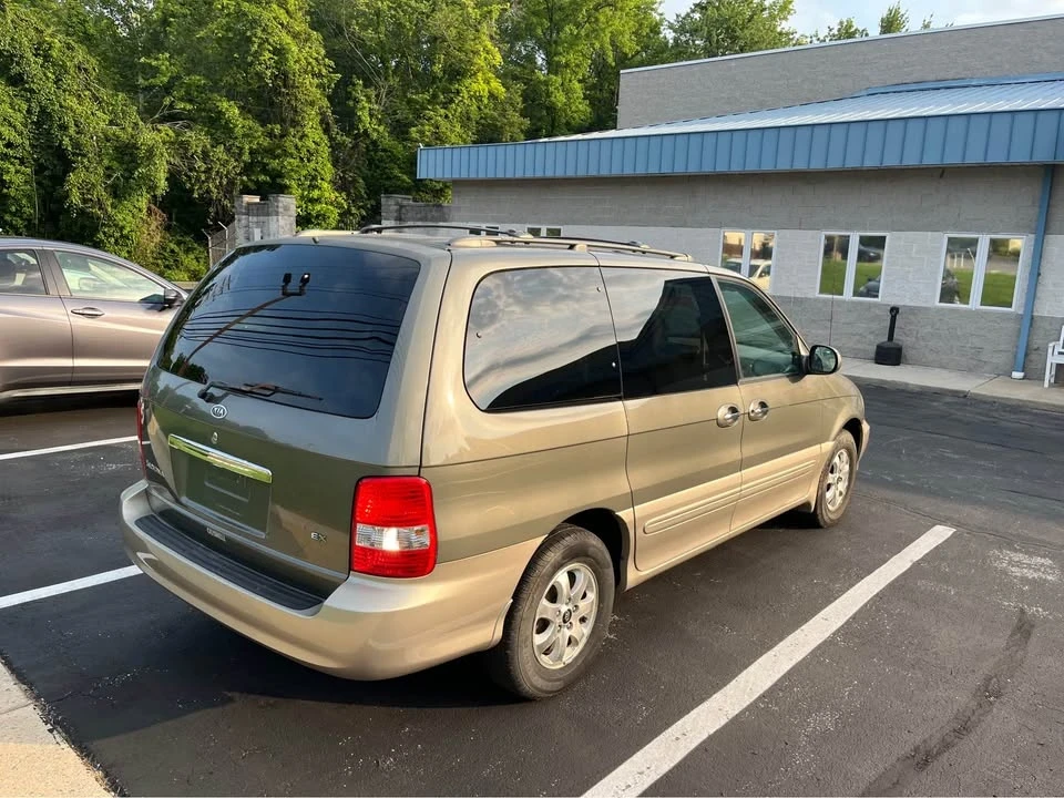 2005 Kia Carnival - Image 2 of 7
