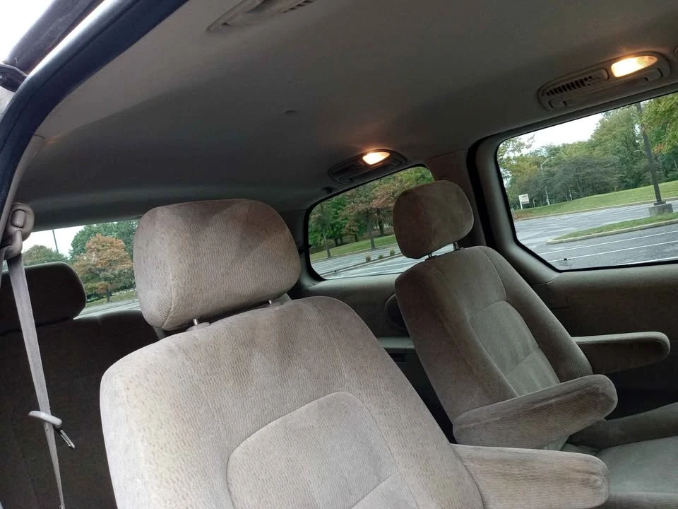 2005 Kia Carnival - Image 7 of 18
