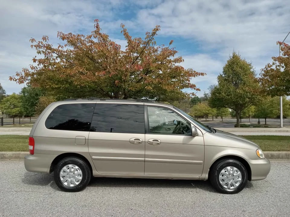 2005 Kia Carnival - Image 16 of 18