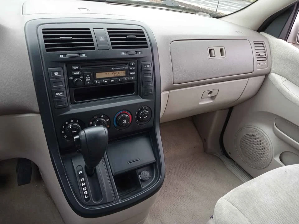 2005 Kia Carnival - Image 9 of 20