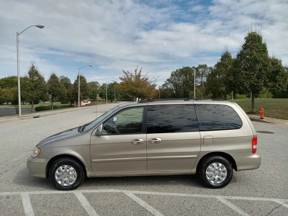 2005 Kia Carnival - Image 2 of 20