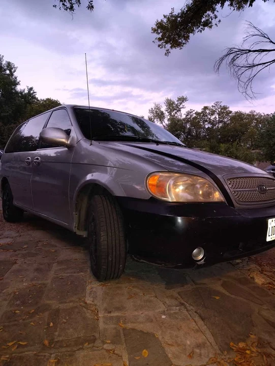 2005 Kia Carnival - Image 5 of 12