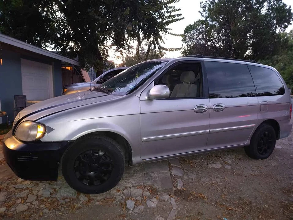 2005 Kia Carnival - Image 3 of 12