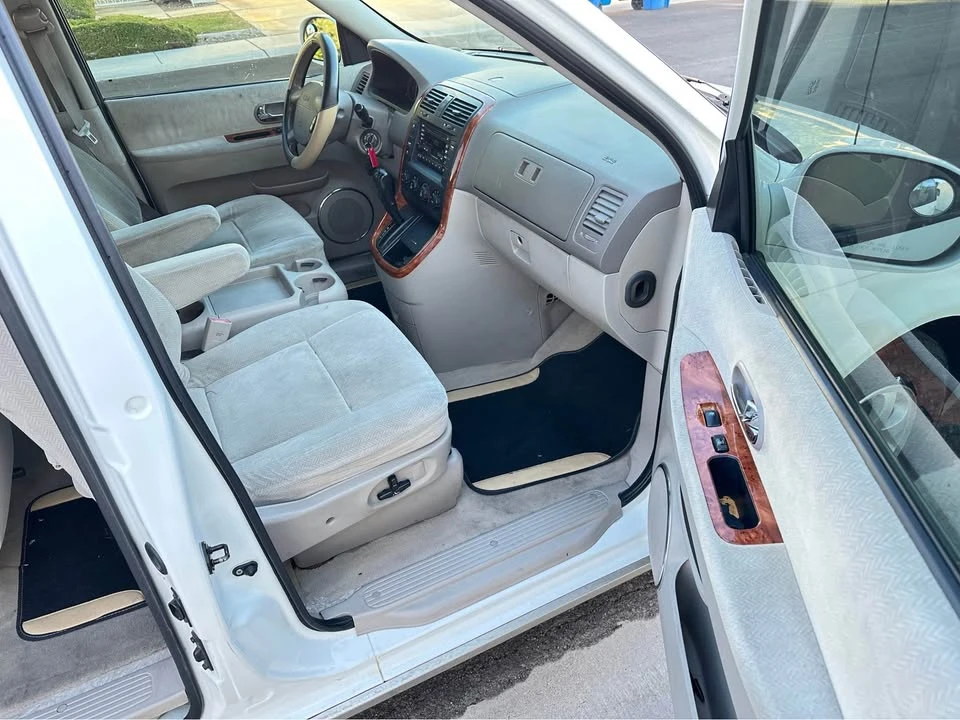 2005 Kia Carnival - Image 9 of 12
