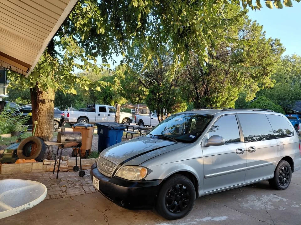 2005 Kia Carnival - Image 10 of 12
