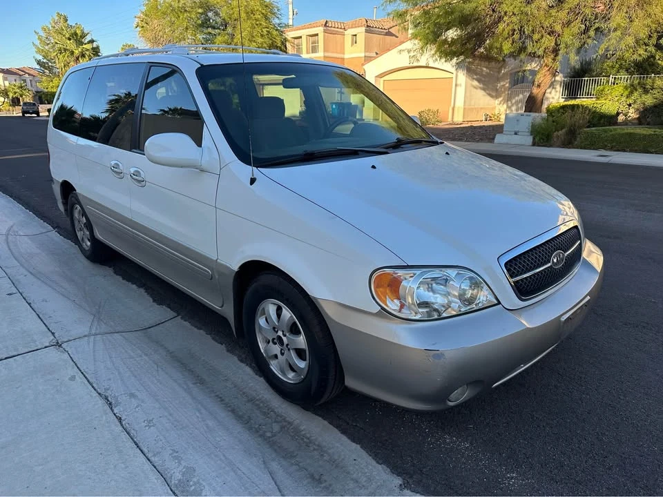 2005 Kia Carnival - Image 4 of 12