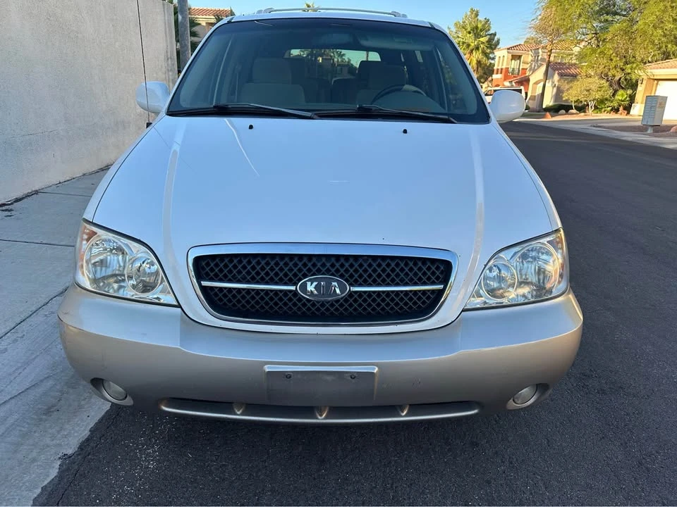 2005 Kia Carnival - Image 3 of 12