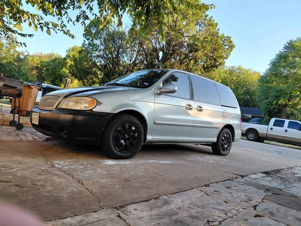 2005 Kia Carnival - Image 9 of 12