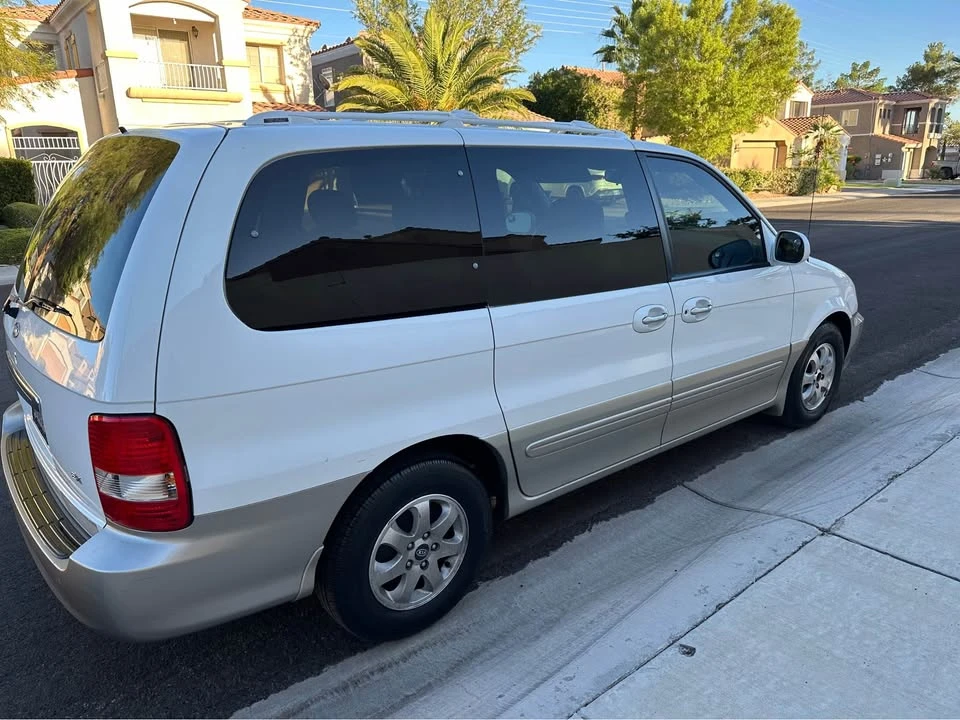 2005 Kia Carnival - Image 5 of 12