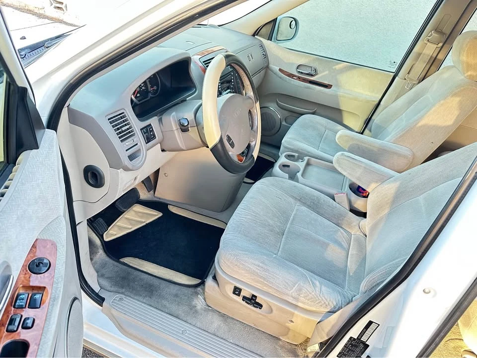 2005 Kia Carnival - Image 10 of 12