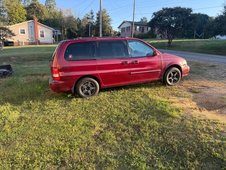 2005 Kia Carnival - Image 2 of 3