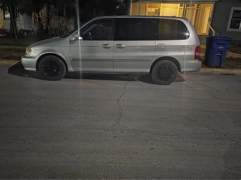2005 Kia Carnival - Image 3 of 6
