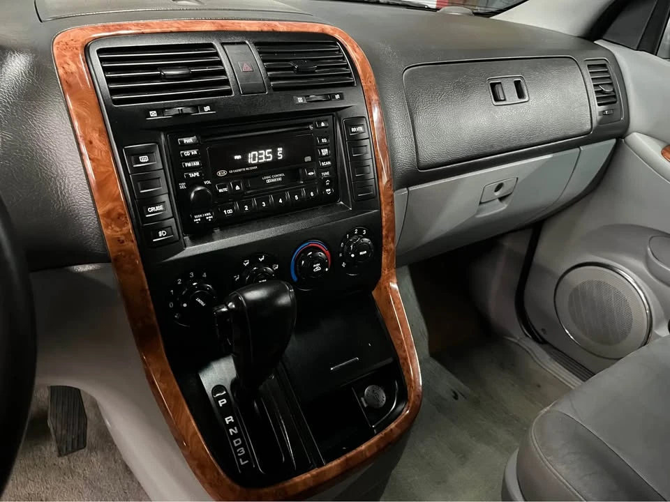 2005 Kia Carnival - Image 8 of 20
