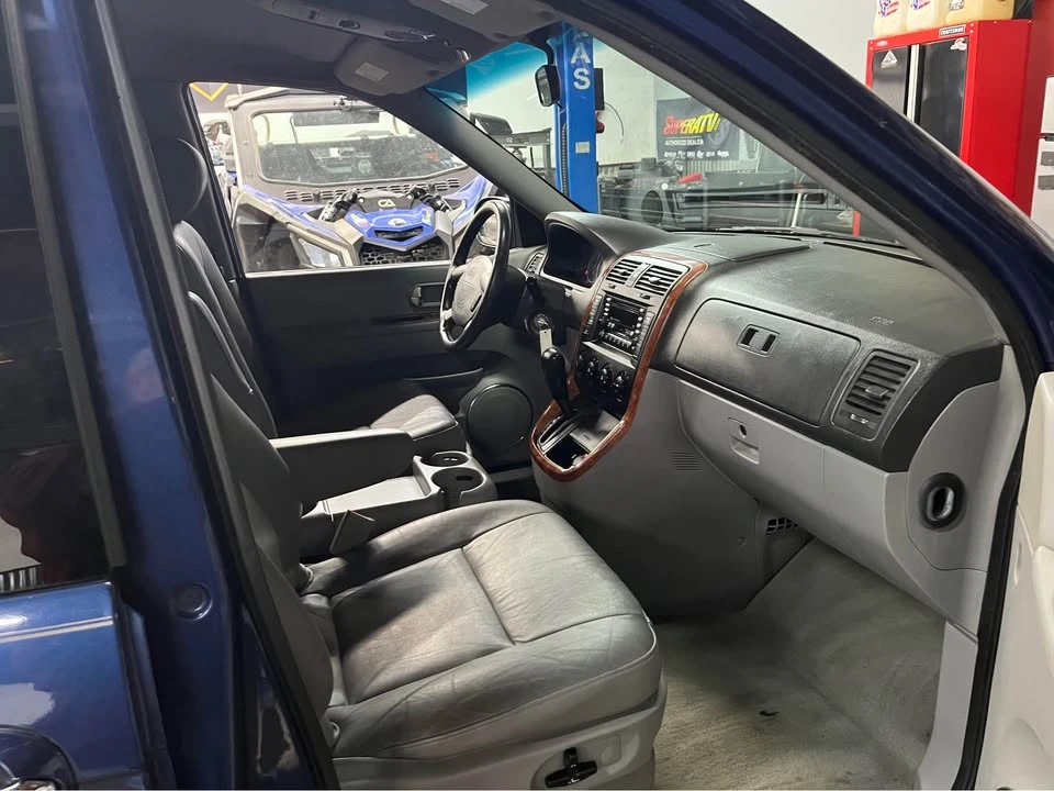 2005 Kia Carnival - Image 17 of 20