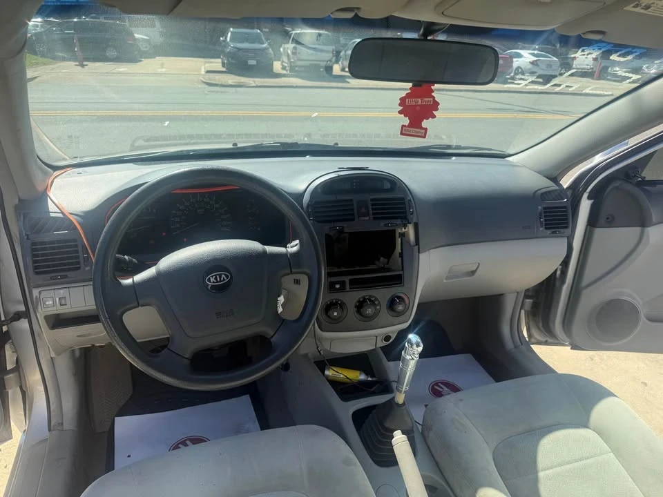 2005 Kia Spectra - Image 8 of 10