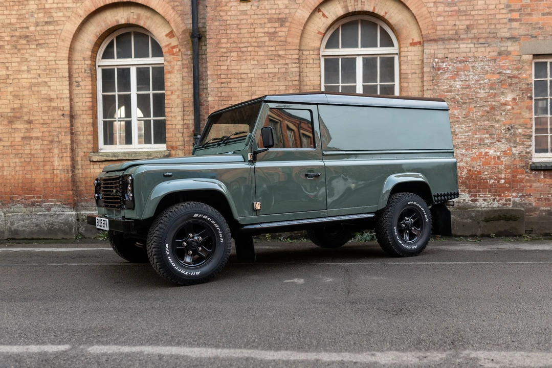 2005 Land Rover Defender 110 - Image 14 of 31