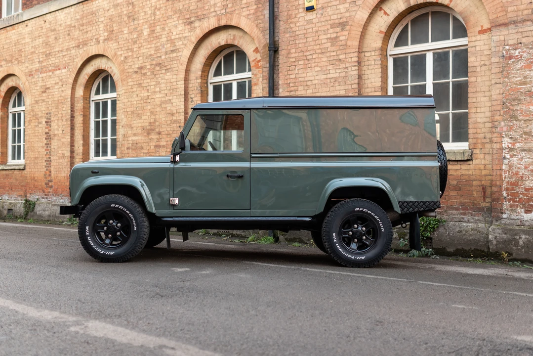 2005 Land Rover Defender 110 - Image 5 of 31