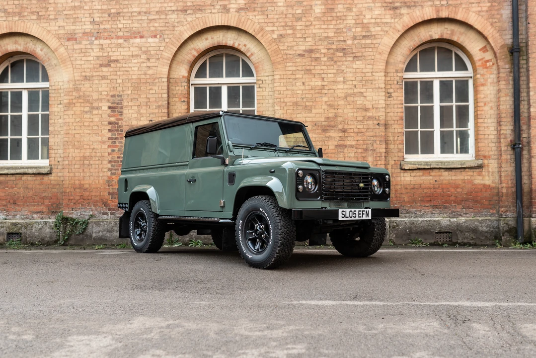 2005 Land Rover Defender 110 - Image 11 of 31