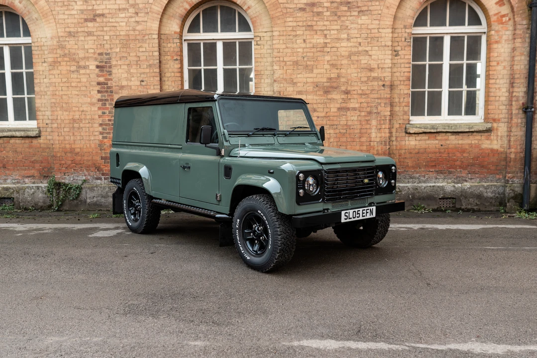 2005 Land Rover Defender 110 - Image 19 of 31