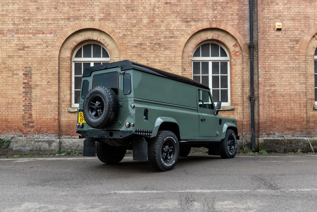 2005 Land Rover Defender 110 - Image 17 of 31