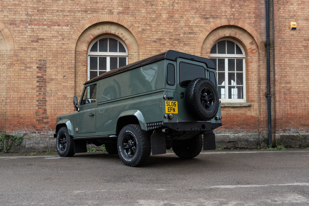 2005 Land Rover Defender 110 - Image 15 of 31