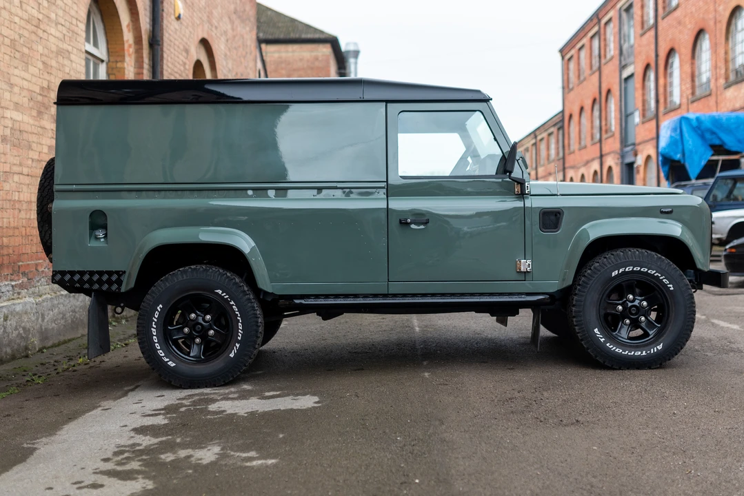 2005 Land Rover Defender 110 - Image 10 of 31