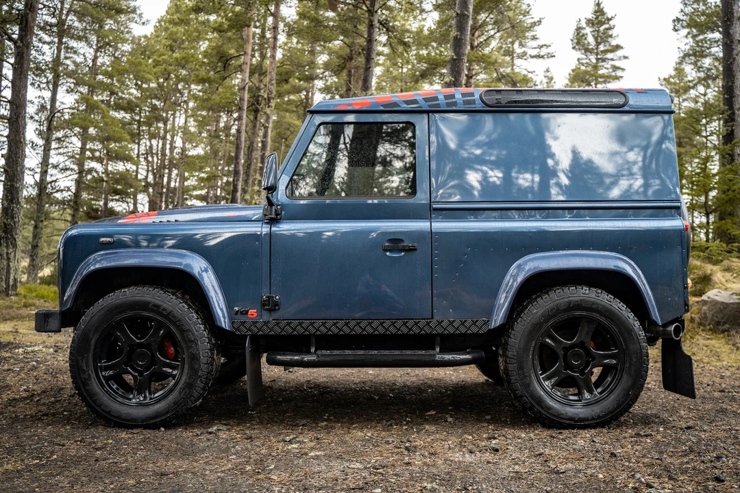 2005 Land Rover Defender 90 - Image 14 of 31