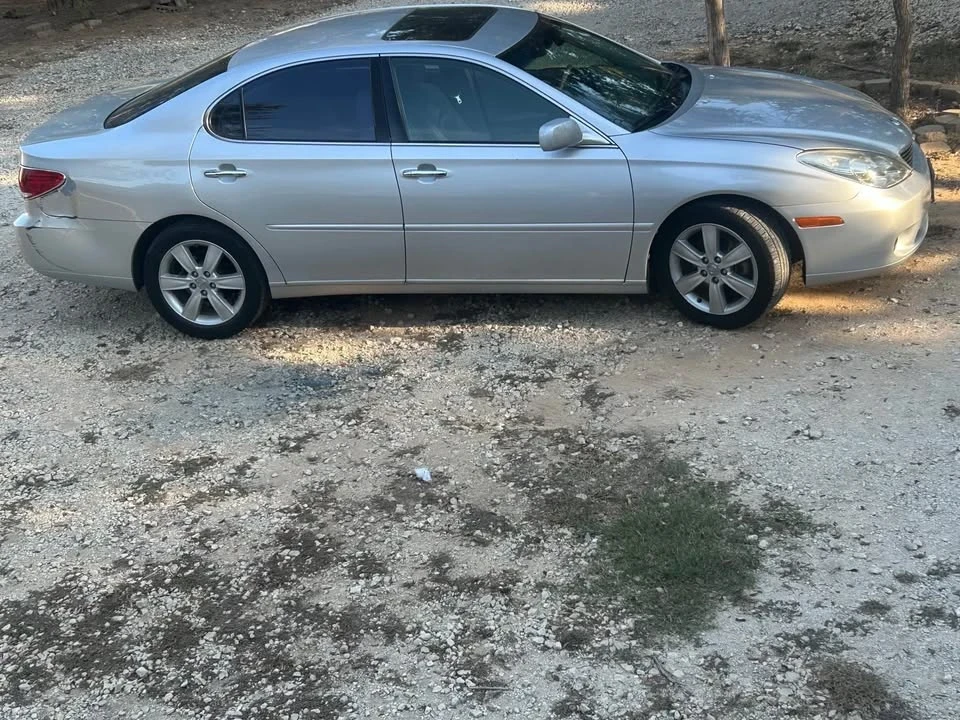 2005 Lexus RX 2nd Gen - Image 3 of 4